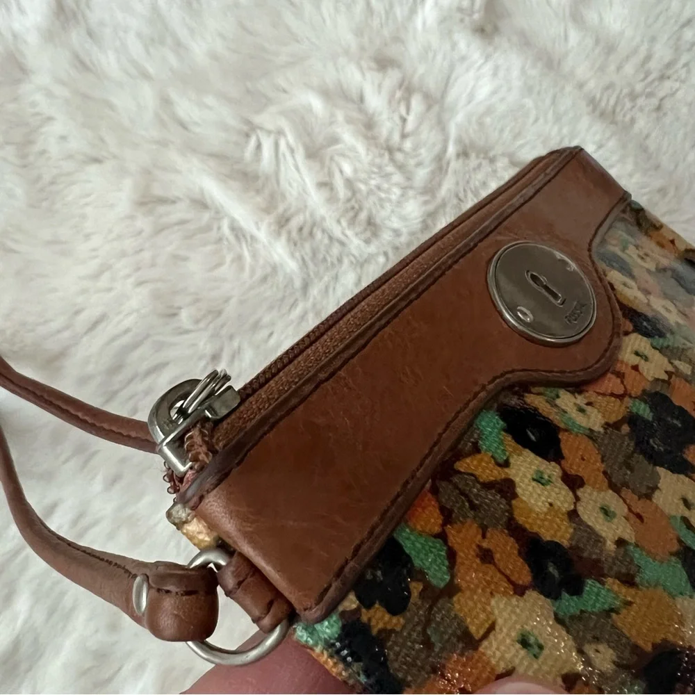FOSSIL Key Per floral print and brown leather wristlet